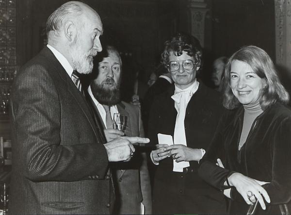 Hugo Reinhard met dhr. Dehondt, Emmy Damave en Lydia Deveen. Hugo Reinhard met dhr. Dehondt, Emmy Damave en Lydia Deveen.